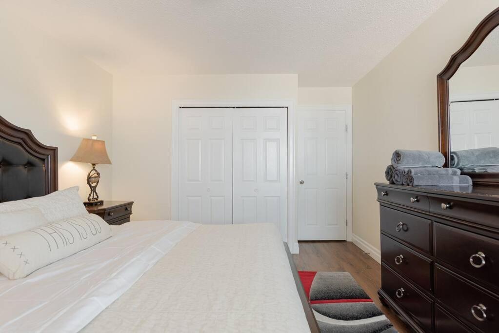 Ferienwohnung 1Br With King Bed Free Parking Self Check In Fort Mcmurray Exterior foto