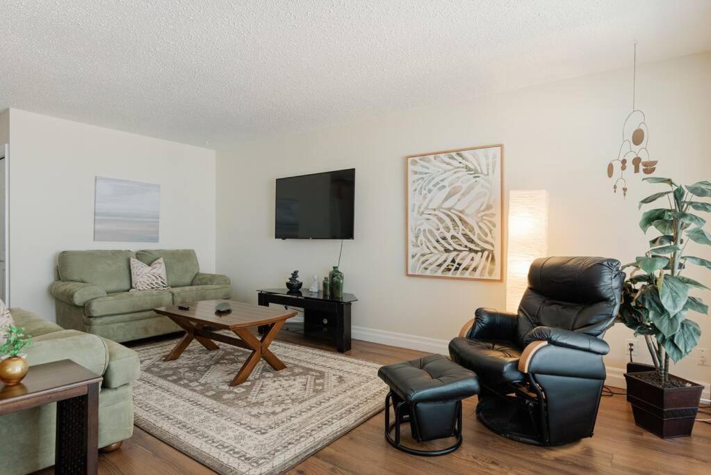 Ferienwohnung 1Br With King Bed Free Parking Self Check In Fort Mcmurray Exterior foto