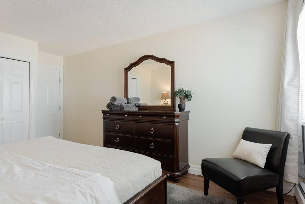 Ferienwohnung 1Br With King Bed Free Parking Self Check In Fort Mcmurray Exterior foto